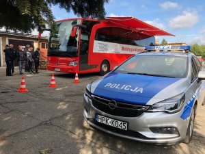 Na zdjęciu widnieje specjalny autobus przystosowany do oddawania krwi.