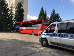 Na zdjęciu widnieje specjalny autobus przystosowany do oddawania krwi.