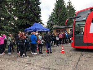 Na zdjęciu widnieją chętni do oddania krwi