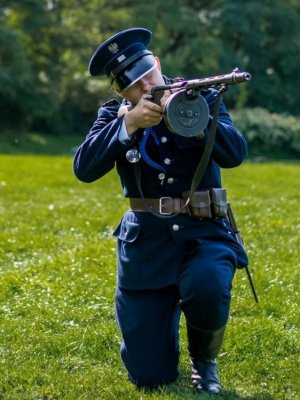 Na zdjęciu widnieje mężczyzna przebrany w mundur policyjny z roku 1939r.