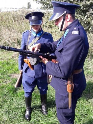 Na zdjęciu widnieją mężczyźni przebrani w mundury policyjne z roku 1939r.