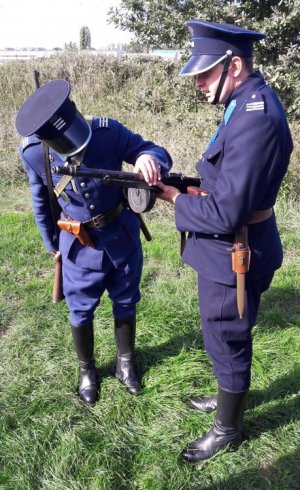 Na zdjęciu widnieją mężczyźni przebrani w mundury policyjne z roku 1939r.