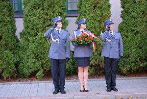 Na zdjęciu widnieją policjanci którzy biorą udział w uroczystości złożenia wieńca.