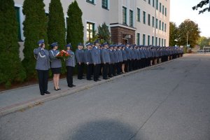 Na zdjęciu widnieją policjanci którzy biorą udział w uroczystości złożenia wieńca.