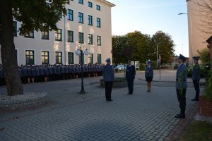 Na zdjęciu widnieją policjanci którzy biorą udział w uroczystości złożenia wieńca.