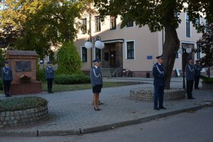 Na zdjęciu widnieją policjanci którzy biorą udział w uroczystości złożenia wieńca.