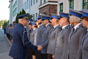 Na zdjęciu widnieją policjanci którzy biorą udział w uroczystości złożenia wieńca.