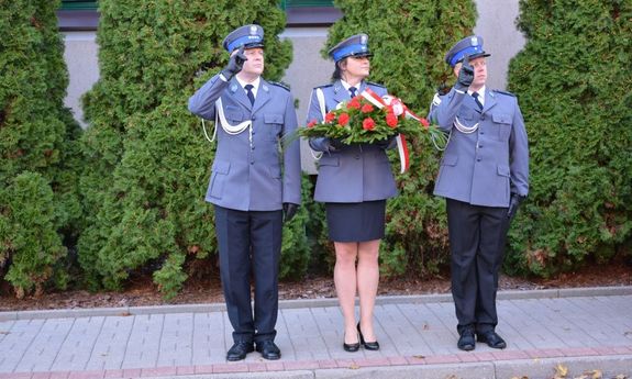 Na zdjęciu widnieją policjanci którzy biorą udział w uroczystości złożenia wieńca.