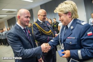 nadinsp. Helena Michalak wręcza medale wyróżnionym policjantom