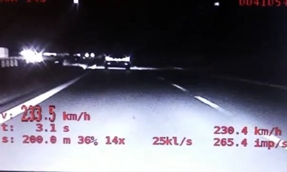 Na zdjęciu widac samochód który jedzie ponad 200km/h.