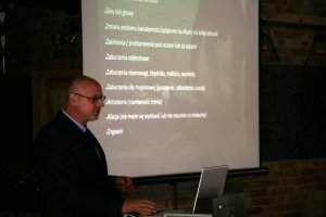 wystąpienie jednego z prelegentów konferencji „Ratownictwo medyczne w działaniach Policji”, prezentacja