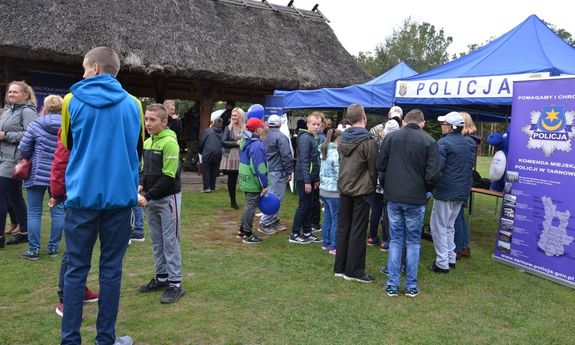 na zdjęciu widnieje stanowisko policji na pikniku i ludzie biorący udział w pikniku