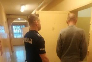 policjant z zatrzymanym mężczyzną