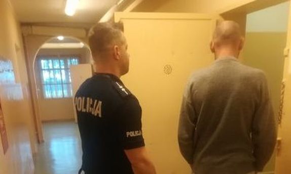 policjant z zatrzymanym mężczyzną