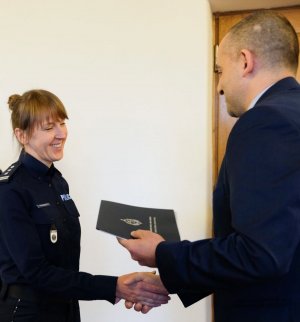 ambasador wręcza dyplom policjantce