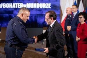 wręczenie wyróżnienia policjantowi przez ministra Mariusza Kamińskiego