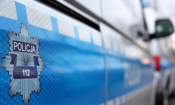 na radiowozie odznaka policyjna z napisem Policja i 112