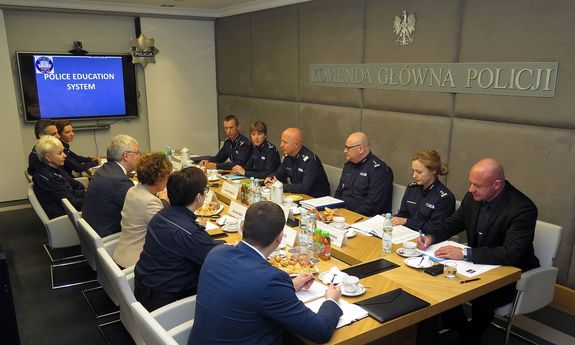 Spotkanie Komendanta Głównego Policji gen. insp. Jarosława Szymczyka z Dyrektorem Wykonawczym CEPOL p. Detlefem Schroderem, Panią Agnieszką Biegaj – szefową pionu szkoleniowego CEPOL, przedstawicielami kierownictwa Biura Międzynarodowej Współpracy Policji KGP, Biura Kadr Szkolenia i Obsługi Prawnej KGP, Wyższej Szkoły Policji w Szczytnie oraz Szkół Policji i przedstawicielem MSWiA.