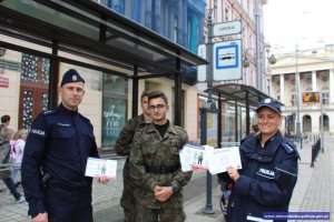 Policjanci i uczniowie klas policyjnych z ulotkami