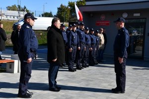 dowódca uroczystości składa meldunek ministrowi Jarosławowi Zielińskiemu