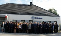 zdjęcie grupowe pod nowym posterunkiem policji