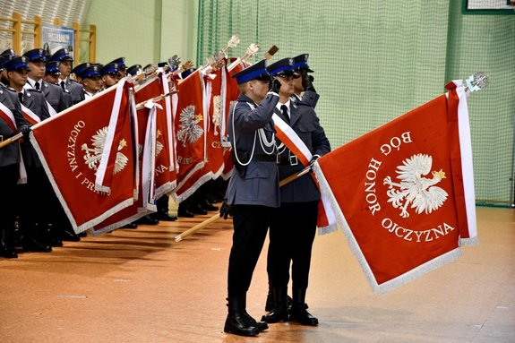 NADANIE SZTANDARU KOMENDZIE POWIATOWEJ POLICJI W MOŃKACH