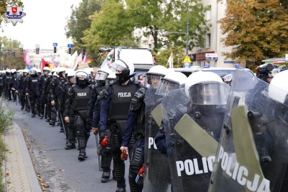 Policjanci zabezpieczali II Marsz Równości - kordon policjantów