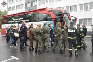 służby mundurowe przed mobilnym punktem poboru krwi