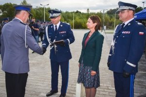 uroczystość przed budynkiem komendy - I Zastępca Komendanta Głównego Policji wręcza wyróżnienia policjantom