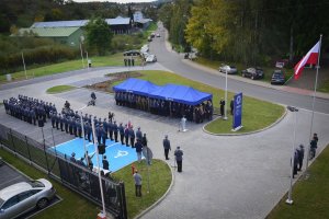 uroczystości na placu przed komendą - widok z drona