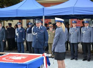 policjanci obok sztandaru