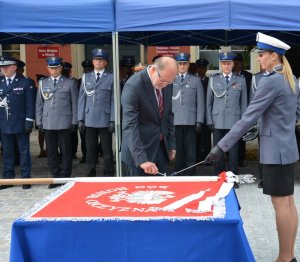 policjanci obok sztandaru