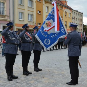 policjanci stąją przed sztandarem