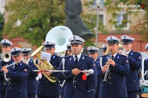 orkiestra honorowa policji w tle pomnik Józefa Piłsudskiego