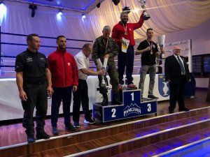 Reprezentacja Polskiej Policji na Mistrzostwach Polski Służb Mundurowych w kickboxingu - zawodnicy na podium