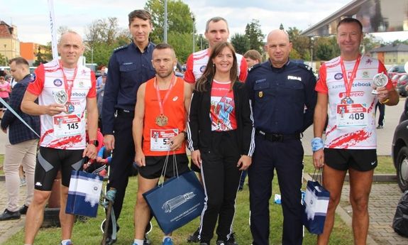 Zastępca Komendanta Wojewódzkiego Policji we Wrocławiu - podinsp. Robert Frąckowiak i I Zastępca Komendanta Miejskiego Policji we Wrocławiu - nadkom. Karol Pawłowski wraz z zwycięzcami