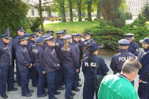 Słuchacze z Oranienburga przed pożegnalnym zdjęciem na schodach Klubu Słuchacza.