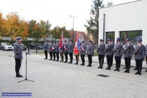 Na placu przed nową siedzibą komisariatu kompania honorowa i rozpoczęcie uroczystości