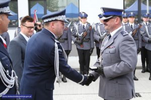 Komendant Wojewódzki Policji nadinsp. Tomasz Trawiński symbolicznie przekazuje Komendantowi Komisariatu Policji w Kowarach klucz do budynku. Z prawej I Zastępca KGP nadinsp. Dariusz Augustyniak , z lewej starosta powiatu jeleniogórskiego Krzysztof Wiśniewski