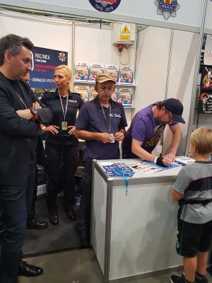 Wojtek „CIHY” Cichoń - rysownik i Artur Grzenda - scenarzysta komiksu, którzy na zlecenie KGP przygotowali wydanie, składają pamiątkowe podpisy na komiksach.