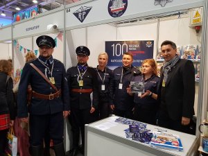 Od lewej: rekonstruktorzy w mundurach Policji Państwowej, kom. Małgorzata Zając z KWP w Łodzi, insp. Tomasz Olczyk - I Zastępca Komendanta Wojewódzkiego Policji w Łodzi, mł. insp. Monika Florczuk – naczelnik Wydziału Promocji Policji Biura Komunikacji Społecznej KGP oraz Jarosław Olbrychowski – Prezes Stowarzyszenia „Rodzina Policyjna 1939 r. w Łodzi”.