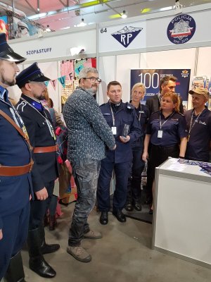 I Zastępca Komendanta Wojewódzkiego Policji w Łodzi wręcza pamiątkowa statuetkę dyrektorowi Festiwalu.
