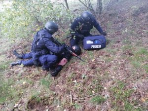 ćwiczenia policjantów oddziałów prewencji na poligonie wojskowym