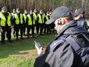 ćwiczenia policjantów oddziałów prewencji na poligonie wojskowym