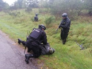 ćwiczenia policjantów oddziałów prewencji na poligonie wojskowym