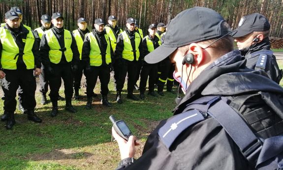 ćwiczenia policjantów oddziałów prewencji na poligonie wojskowym