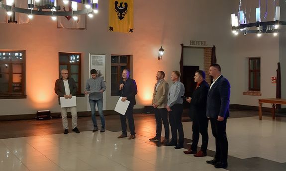 Na zdjęciu widnieje 7 osób