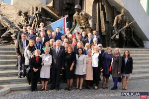 Związkowcy ze sztandarem przed Pomnikiem Powstania Warszawskiego