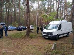 ludzie biorący  udział w poszukiwaniach i Mobilne Centrum Wsparcia Poszukiwań