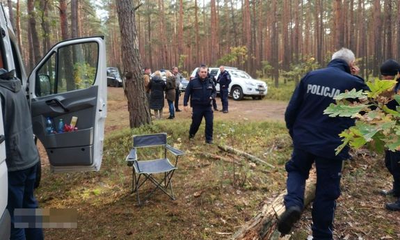 ekipy biorące udział w poszukiwaniach za zaginionym  w lesie grzybiarzem